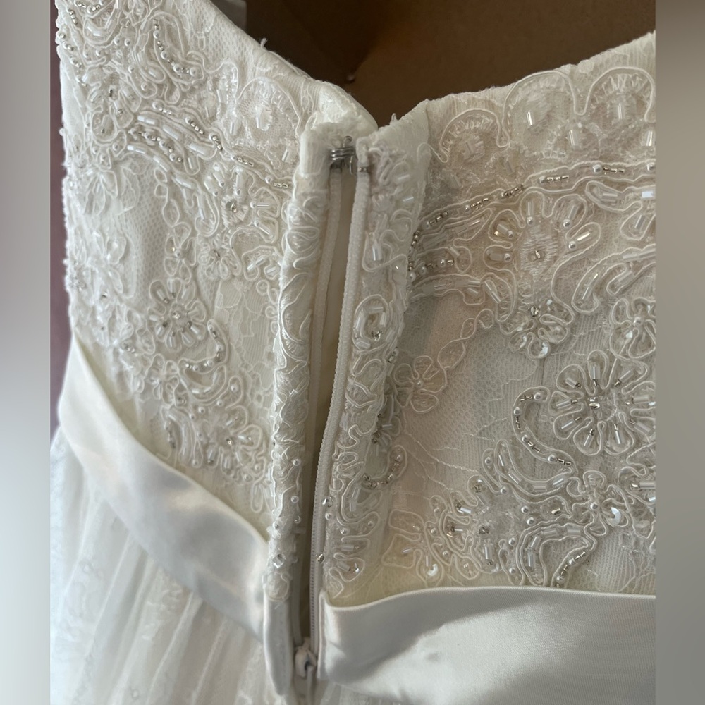 Oleg Cassini Collection Wedding Dress. Ivory in color. Size 6 - Picture 7 of 13